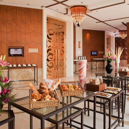 Crowne Plaza New Delhi Okhla By Ihg Hotel Interiør billede The Club Lounge at the Taj Mahal Palace, Mumbai