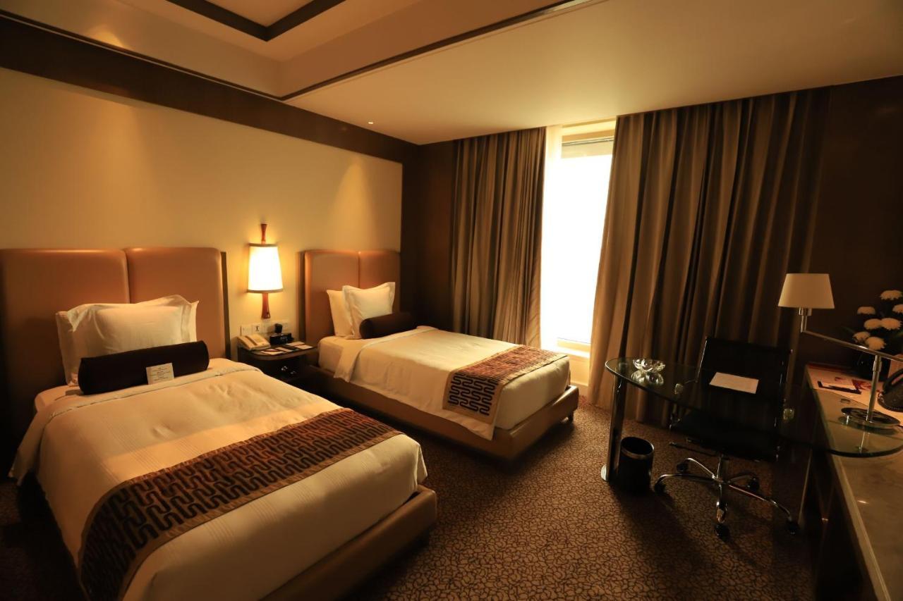 Crowne Plaza New Delhi Okhla By Ihg Hotel Eksteriør billede A room at the hotel