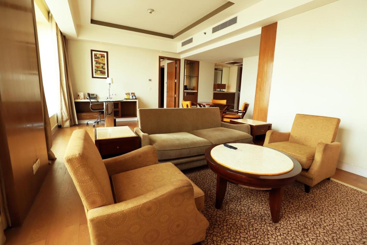 Crowne Plaza New Delhi Okhla By Ihg Hotel Eksteriør billede A suite at the hotel