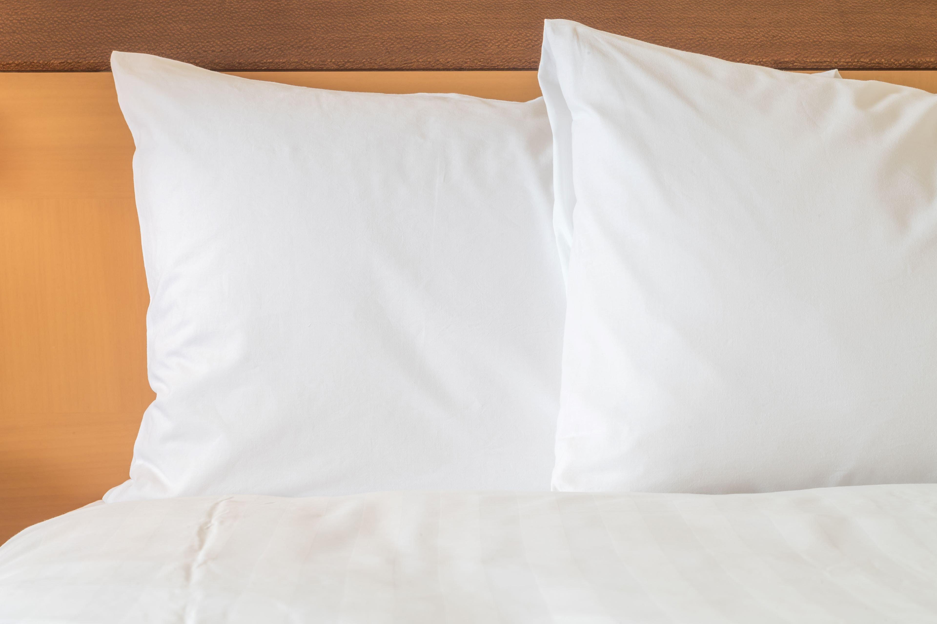 Crowne Plaza New Delhi Okhla By Ihg Hotel Eksteriør billede Two pillows on a bed