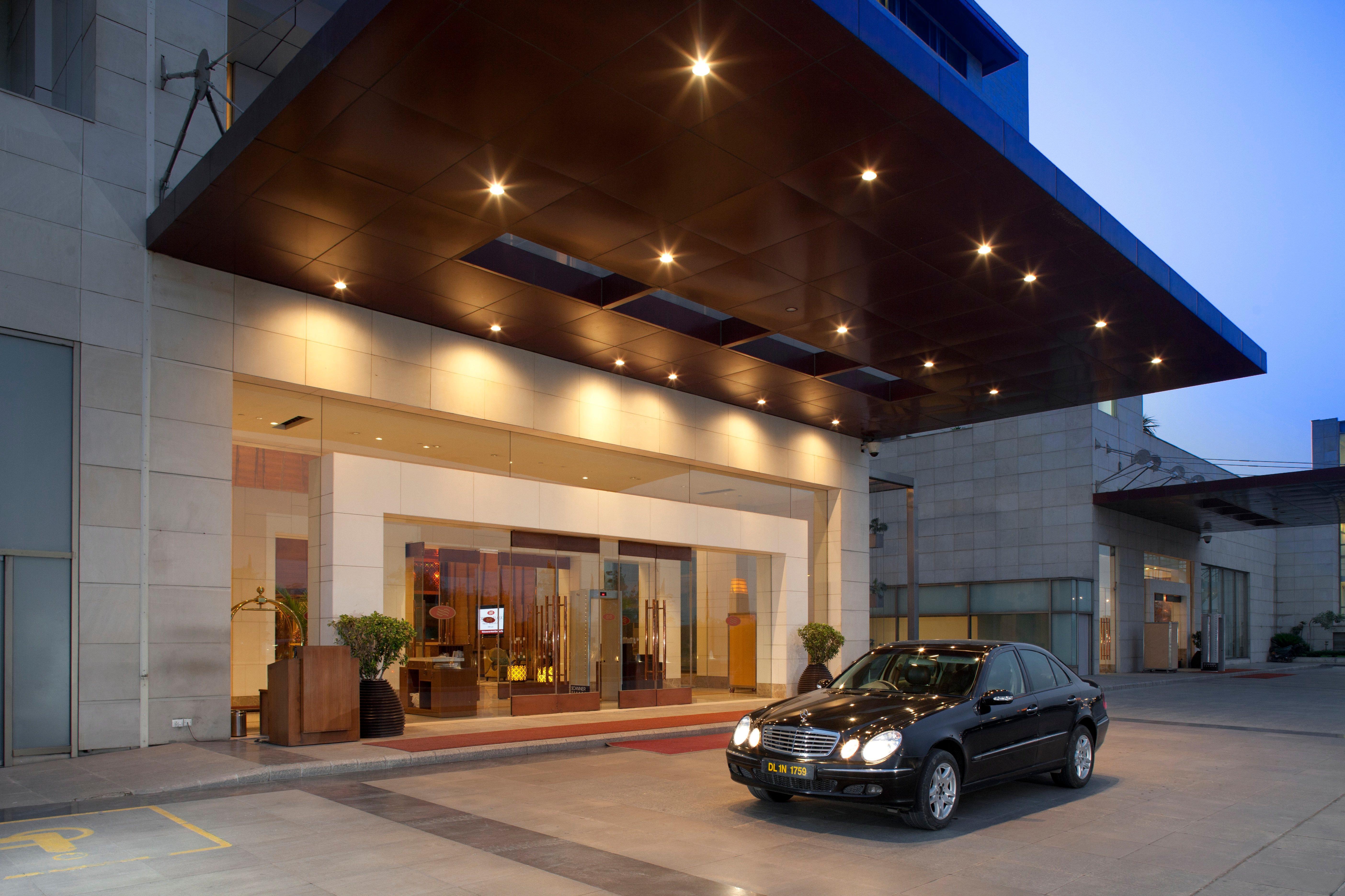 Crowne Plaza New Delhi Okhla By Ihg Hotel Eksteriør billede The entrance of the hotel