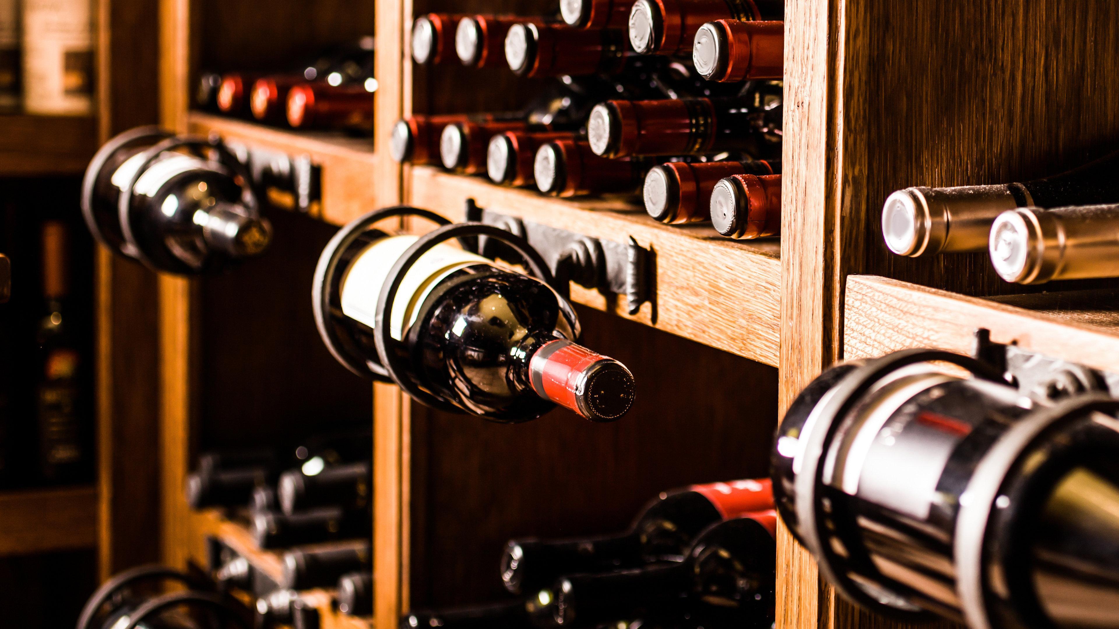 Crowne Plaza New Delhi Okhla By Ihg Hotel Eksteriør billede Wine bottles in a wine rack