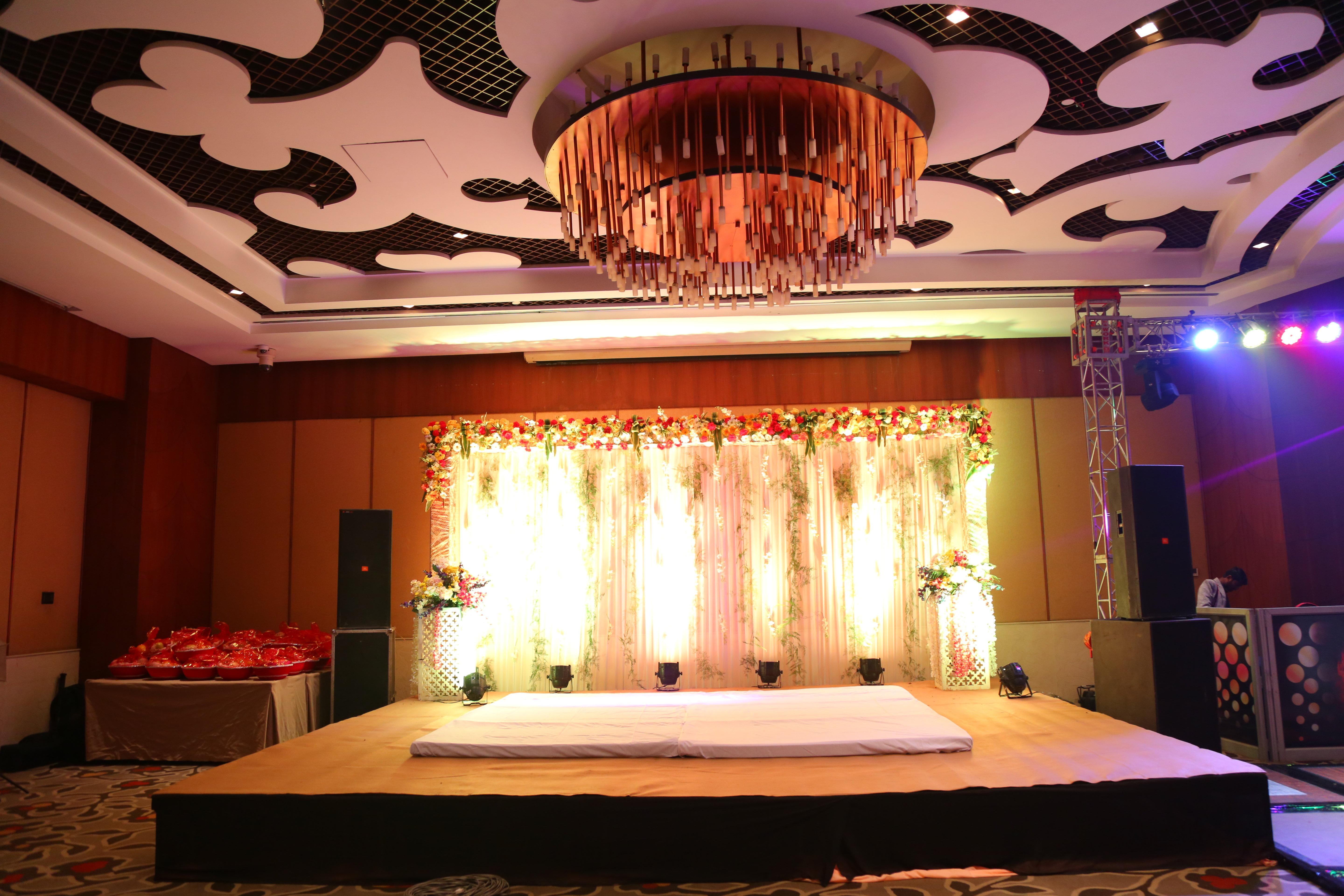 Crowne Plaza New Delhi Okhla By Ihg Hotel Eksteriør billede A wedding reception at a hotel in India