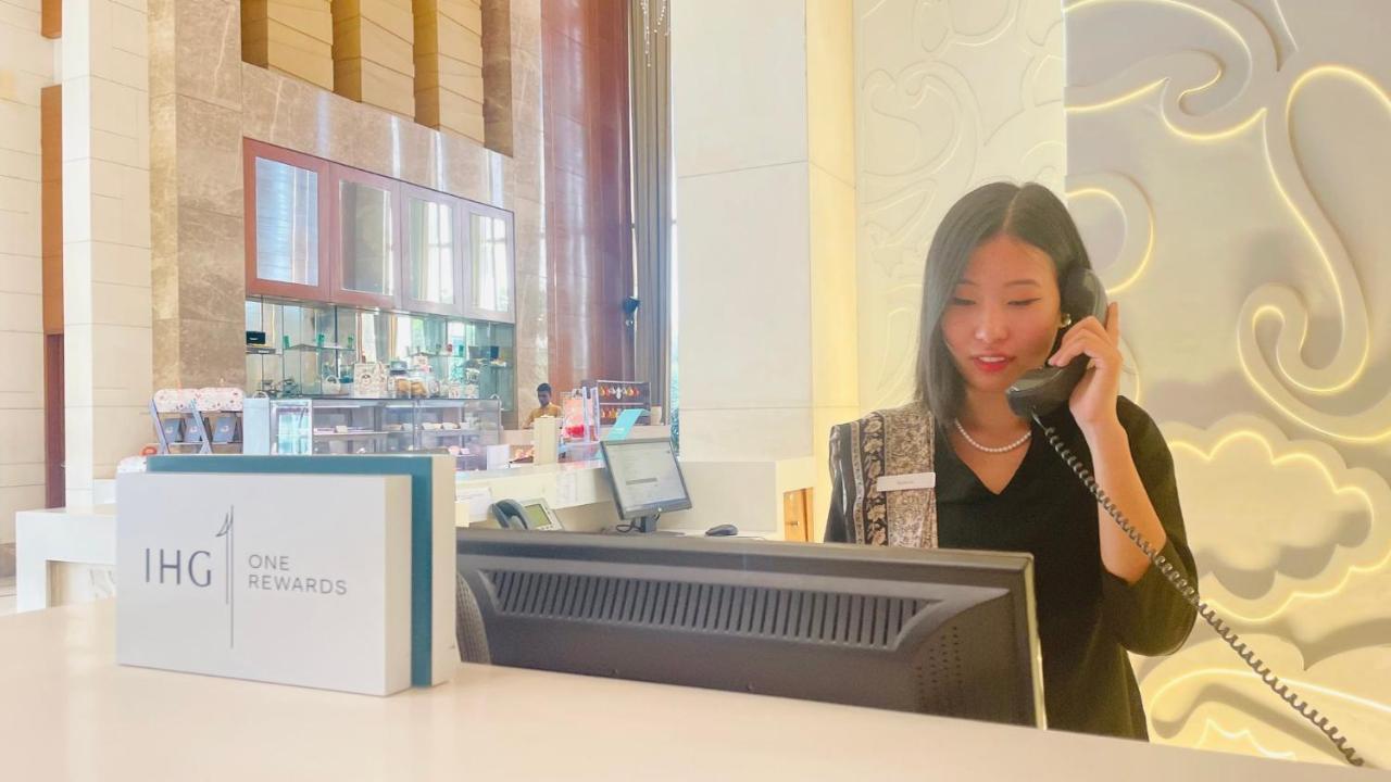 Crowne Plaza New Delhi Okhla By Ihg Hotel Eksteriør billede A receptionist at work
