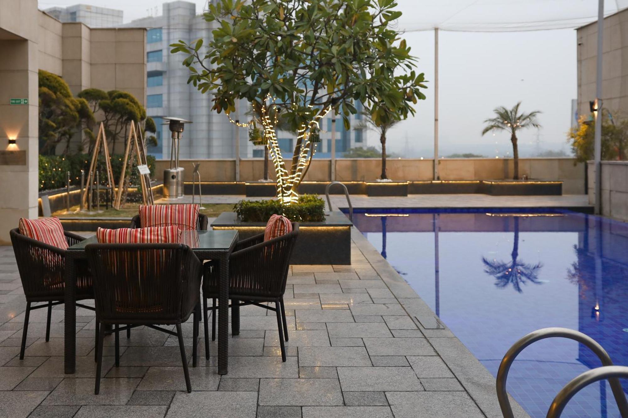 Crowne Plaza New Delhi Okhla By Ihg Hotel Eksteriør billede The pool at the Park