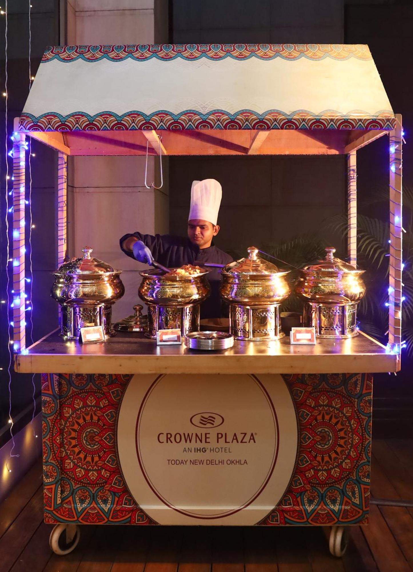 Crowne Plaza New Delhi Okhla By Ihg Hotel Eksteriør billede A chafing dish
