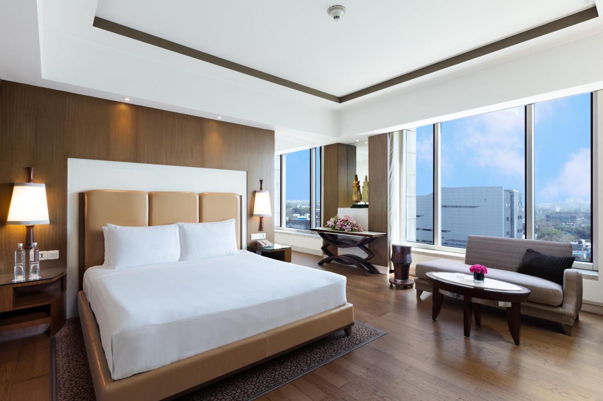 Crowne Plaza New Delhi Okhla By Ihg Hotel Eksteriør billede Suite at the Westin Hyderabad