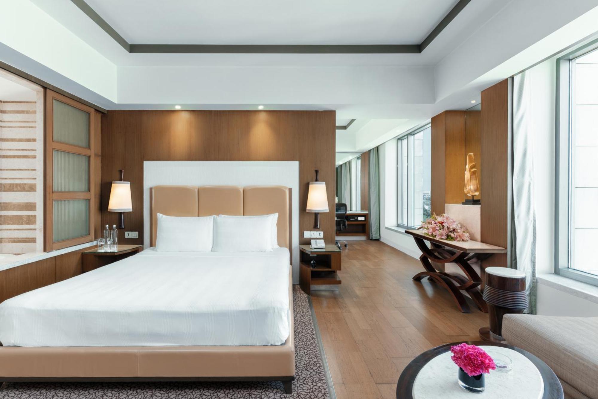 Crowne Plaza New Delhi Okhla By Ihg Hotel Eksteriør billede A bedroom at the hotel