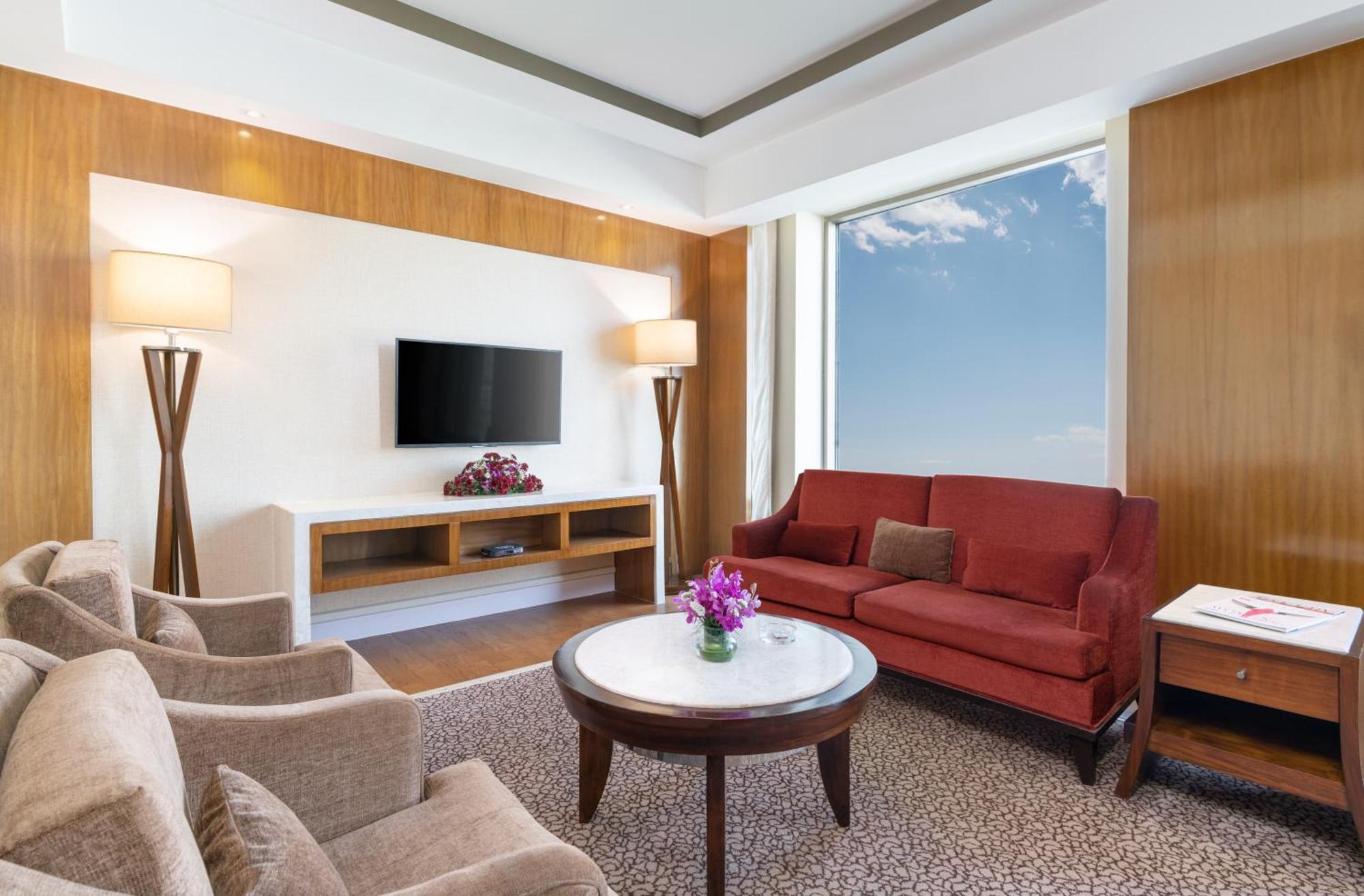 Crowne Plaza New Delhi Okhla By Ihg Hotel Eksteriør billede Living room of a suite