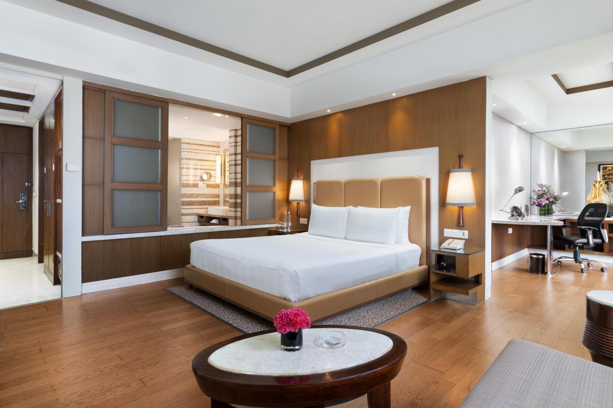 Crowne Plaza New Delhi Okhla By Ihg Hotel Eksteriør billede A bedroom at the hotel
